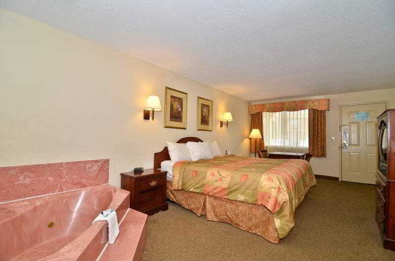 Econo Lodge Inn & Suites Fort Oglethorpe Exterior photo