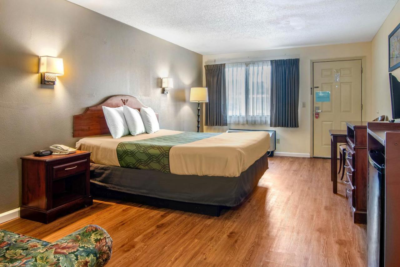 Econo Lodge Inn & Suites Fort Oglethorpe Exterior photo